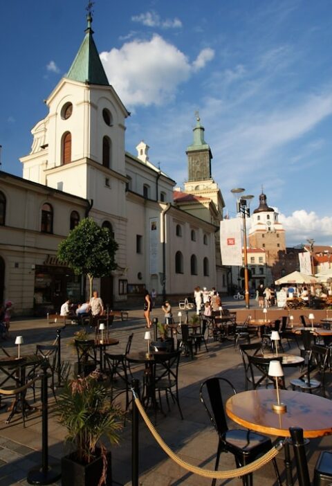 Plac Zamkowy w Lublinie: parkingi i dojazd – praktyczne informacje