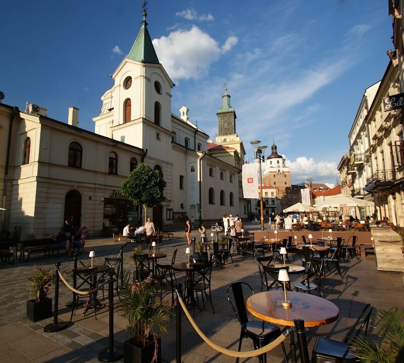 Plac Zamkowy w Lublinie: parkingi i dojazd – praktyczne informacje